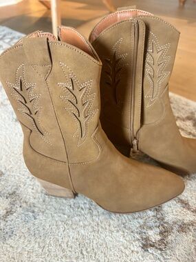 CCOCCI Tan Suede Western Ankle Boots with Side Zip